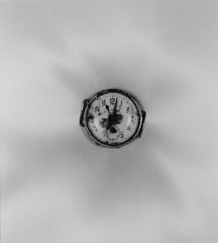 04東松照明《上野町から掘り出された腕時計／長崎国際文化会館･平野町》小.jpg