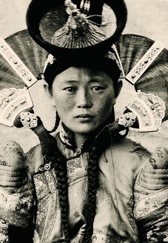 s【4】ウルガの女性(部分)／1909年／S. パルシ撮影.jpg